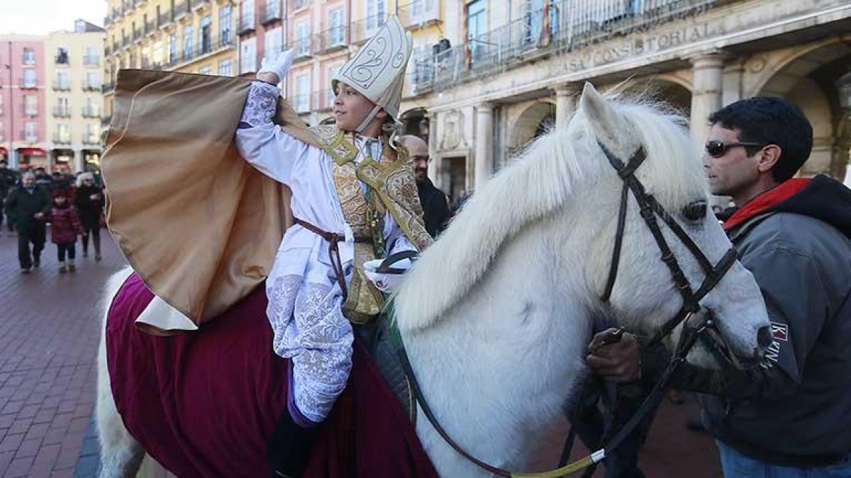 El Obispillo llega en un caballo blanco a la Plaza Mayor.-RAÚL G. OCHOA