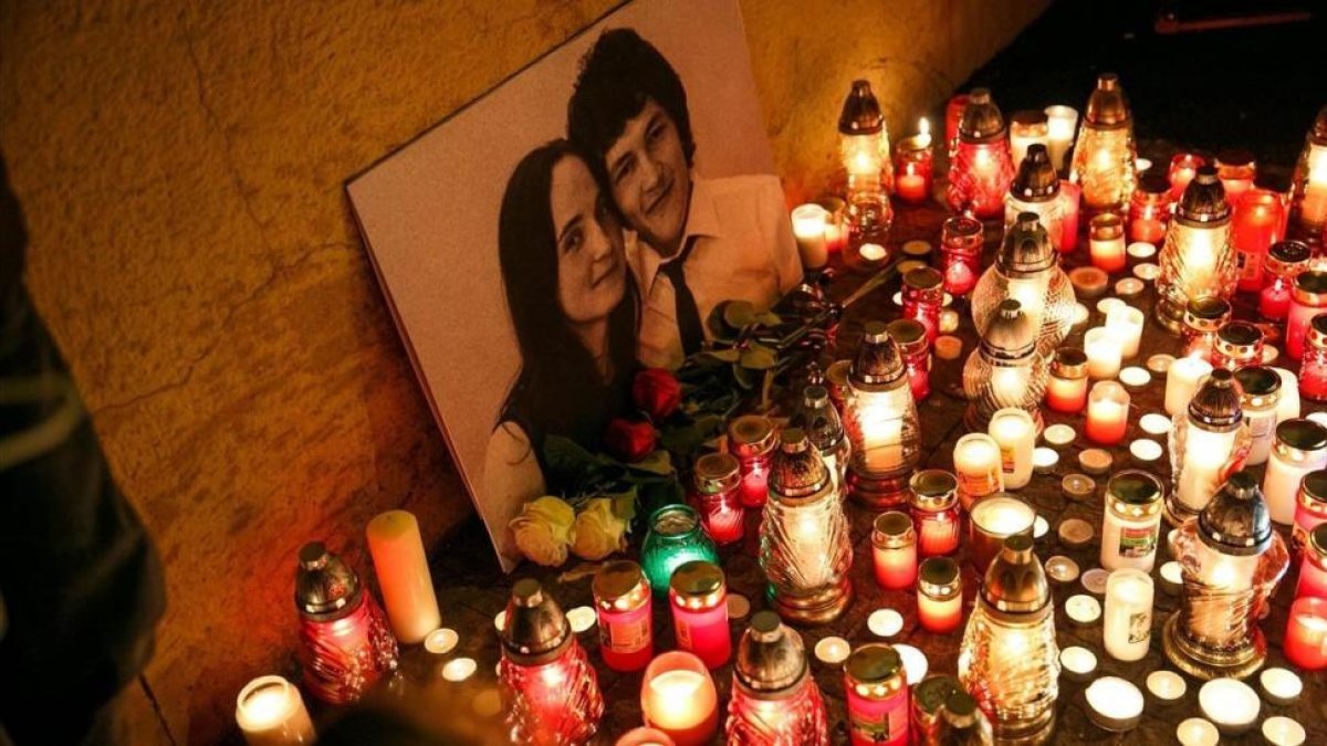 Recuerdo floral en memoria del periodista Jan Kuciak y su pareja, en Bratislava.-EFE / DAVID DUDUCZ