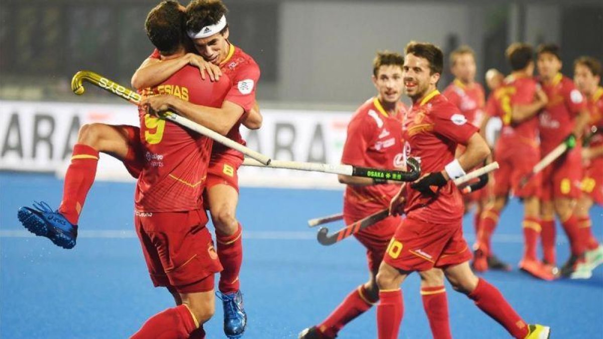 Los jugadores españoles celebran el gol de Álvaro Iglesias.-AFP / DIBYANGSHU SARKAR