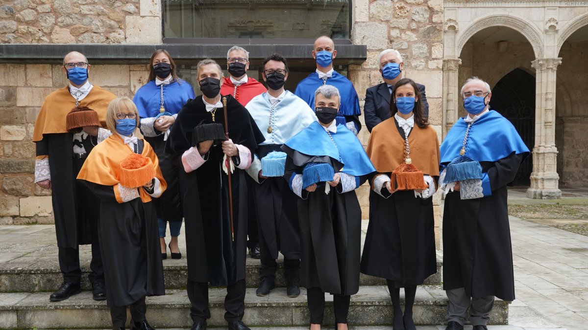 El equipo rectoral posa ante de la ceremonia de toma de posesión frente al Aula Magna de la Universidad de Burgos. ECB