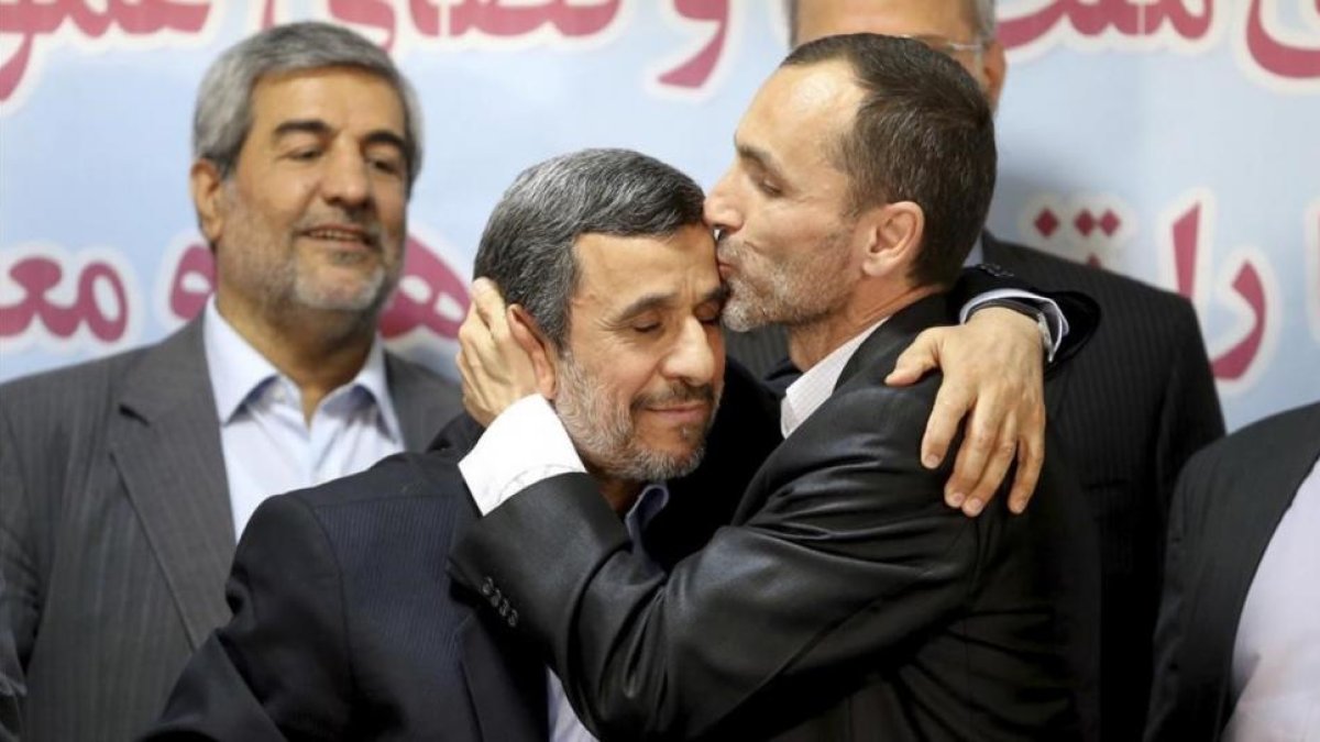 Hamid Baqaí besa a Mahmud Ahmadineyad (izquierda)después de inscribirse ambos como candidatos a la presidencia de Irán en el Ministerio del Interior, en Teherán-AP / EBRAHIM NOROOZI
