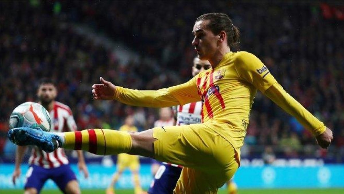 Griezmann, muy pitado en su regreso al Wanda, trata de conectar un pase.-SERGIO PÉREZ