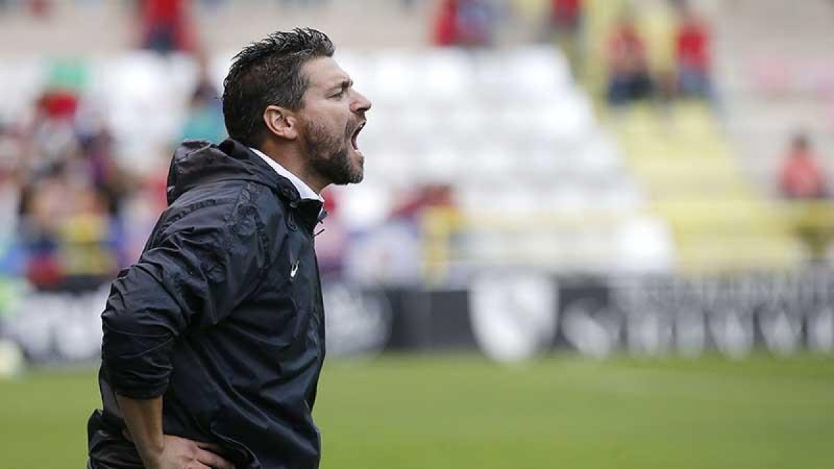 FernandoEstévez da instrucciones a sus hombres durante un encuentro liguero.-ISRAEL L. MURILLO