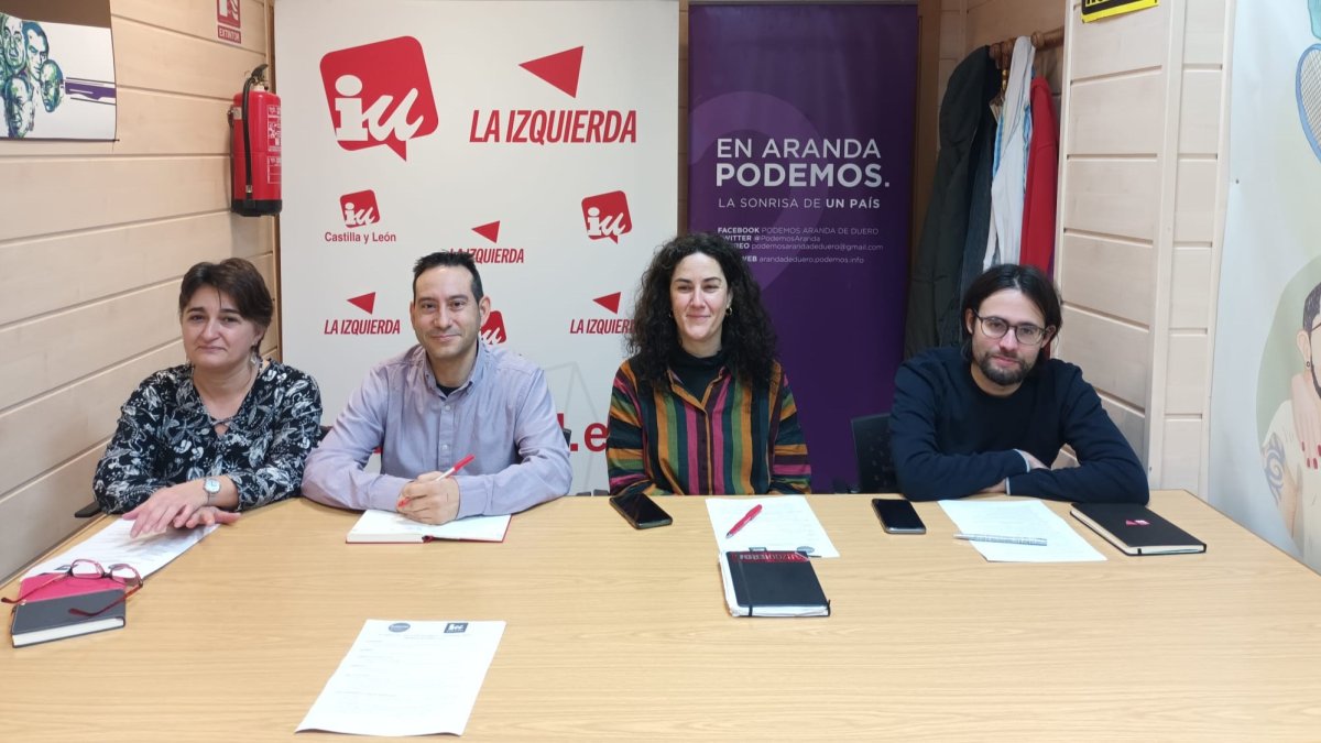 Mª Ángeles Pizarro y Andrés Gonzalo (Podemos) junto a Vanesa González y Carlos Medina (IU)
