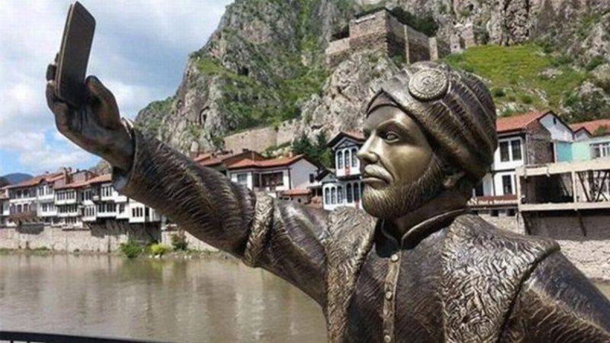 Estatua de un príncipe otomano haciéndose un selfi.-Foto: HURRIYET