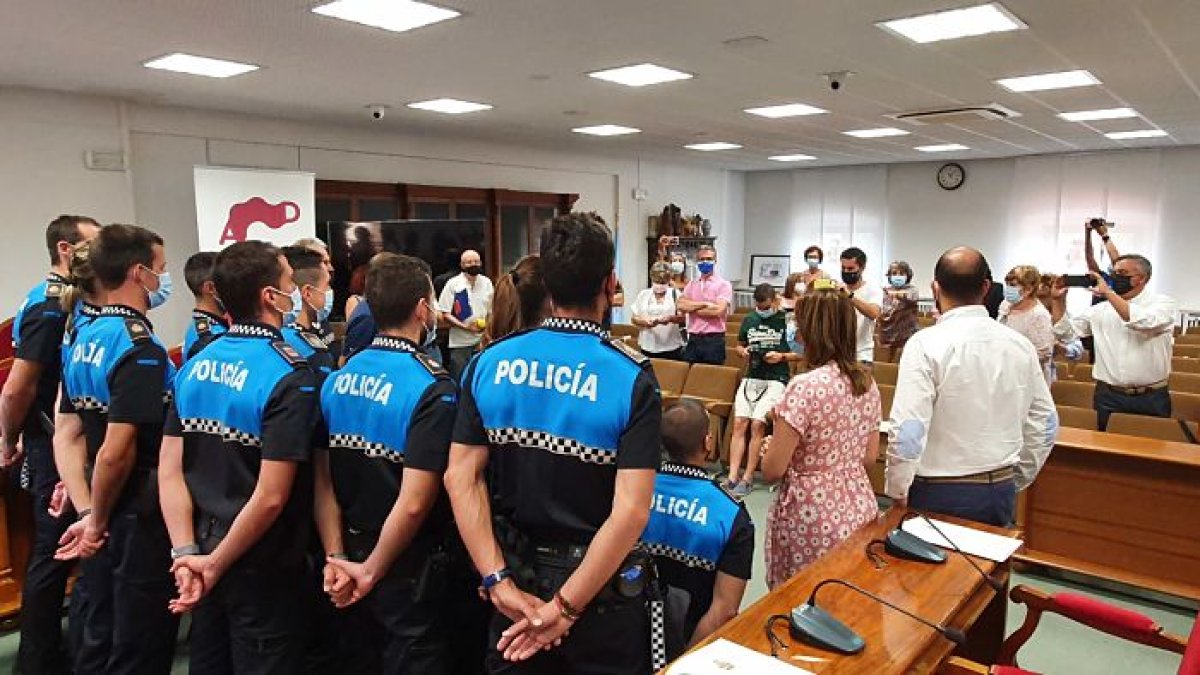 Las familias acompañaron a los 16 nuevos agentes en la toma de posesión. L. V.