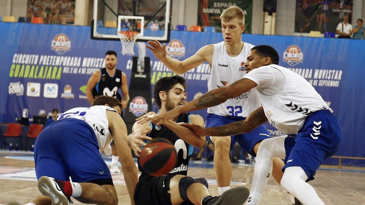 Kravtsov (izquierda), Jaramaz (centro) y Frazier (derecha) luchan por un balón con el jugador delEstudiantes Vicedo, ayer, en Guadalajara.-ACB PHOTO / E. COBOS