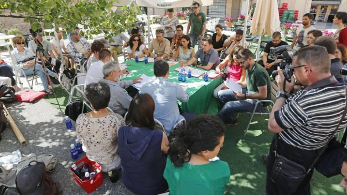 La reunión entre los concejales de las tres formaciones tuvo lugar en una terraza de un bar del centro.-RAÚL G. OCHOA