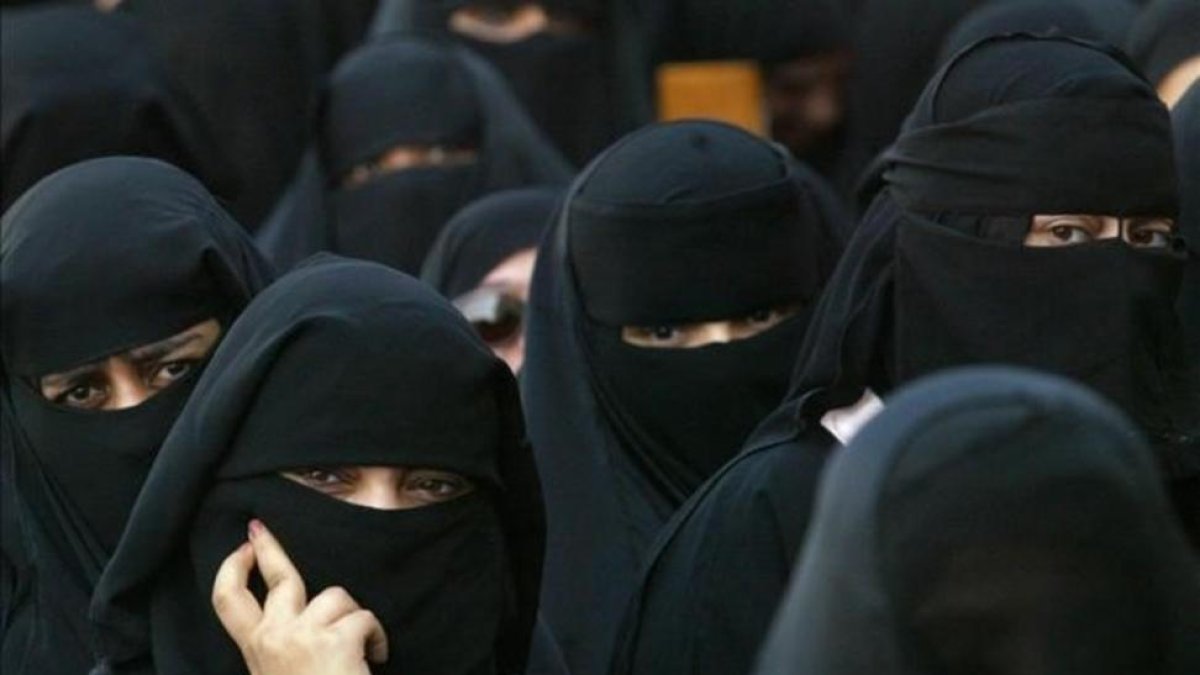 Un grupo de mujeres vestidas con la Abaya, típica vestimenta saudí.-REUTERS / CHRIS HELGREN