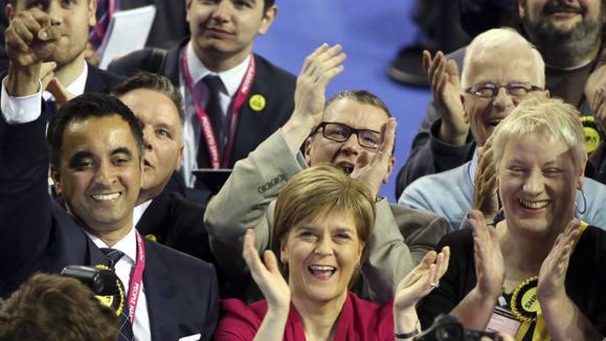 La líder de los nacionalistas escoceses, Nicola Sturgeon, celebra los resultados.-Foto: AP / SCOTT HEPPELL