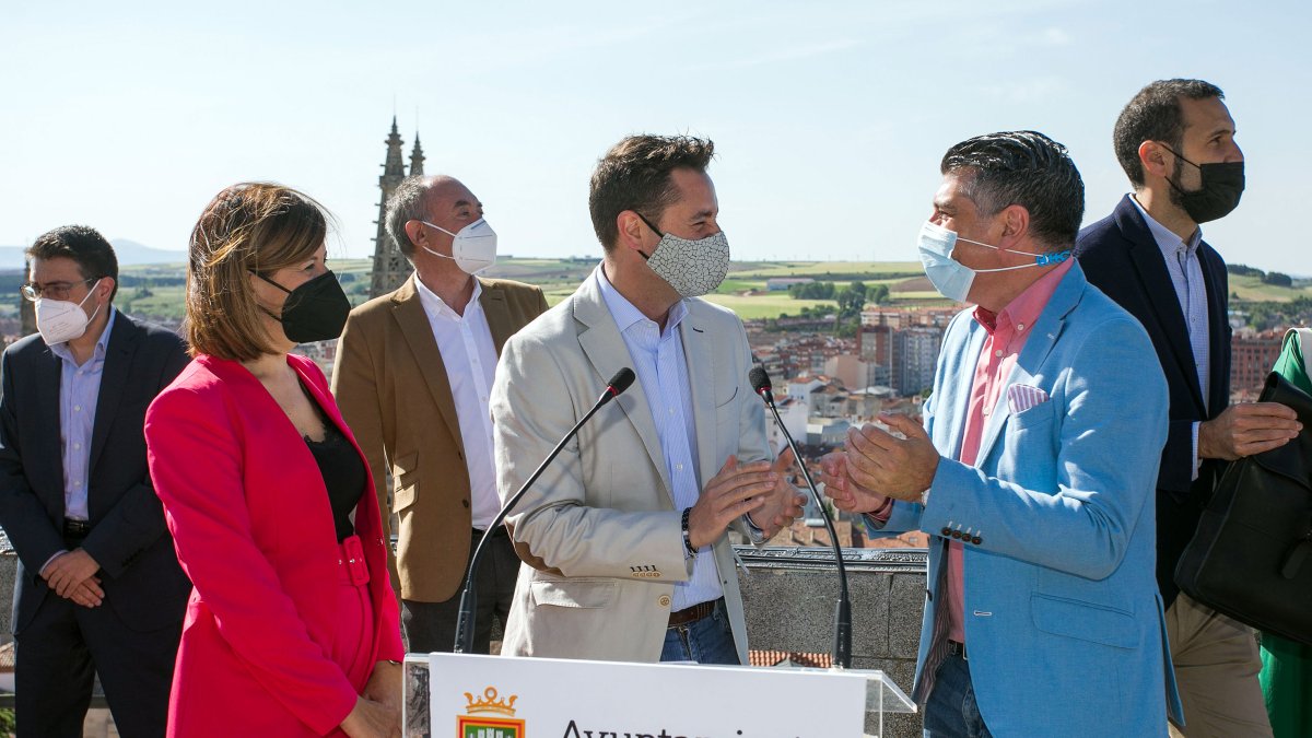 El alcalde, Daniel de la Rosa, y el vicealcalde, Vicente Marañón. TOMÁS ALONSO