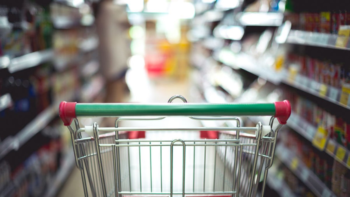 El sector de la alimentación se está viendo forzado a traspasar al consumidor el aumento de sus costes debido a los altos precios de la energía. / jcomp / uttapong Bangnimno