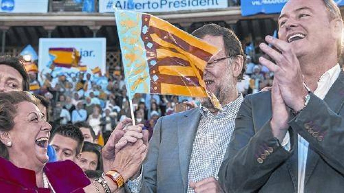 Barberá, exultante, con Rajoy y el presidente valenciano, Alberto Fabra, durante la campaña del 24-M, antes del batacazo del PP.-Foto: MIGUEL LORENZO