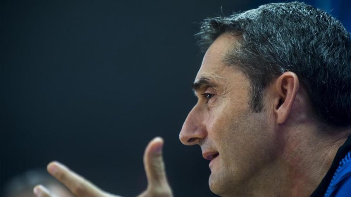 Valverde, en una rueda de prensa en la ciudad deportiva del Barça.-JORDI COTRINA