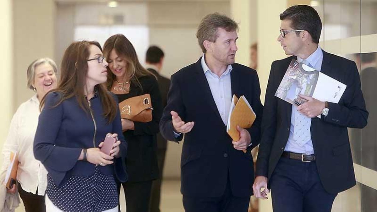 Javier Lacalle, Javier Peña y Carolina Blasco fueron los encargados de presentar el congreso.-RAÚL G. OCHOA