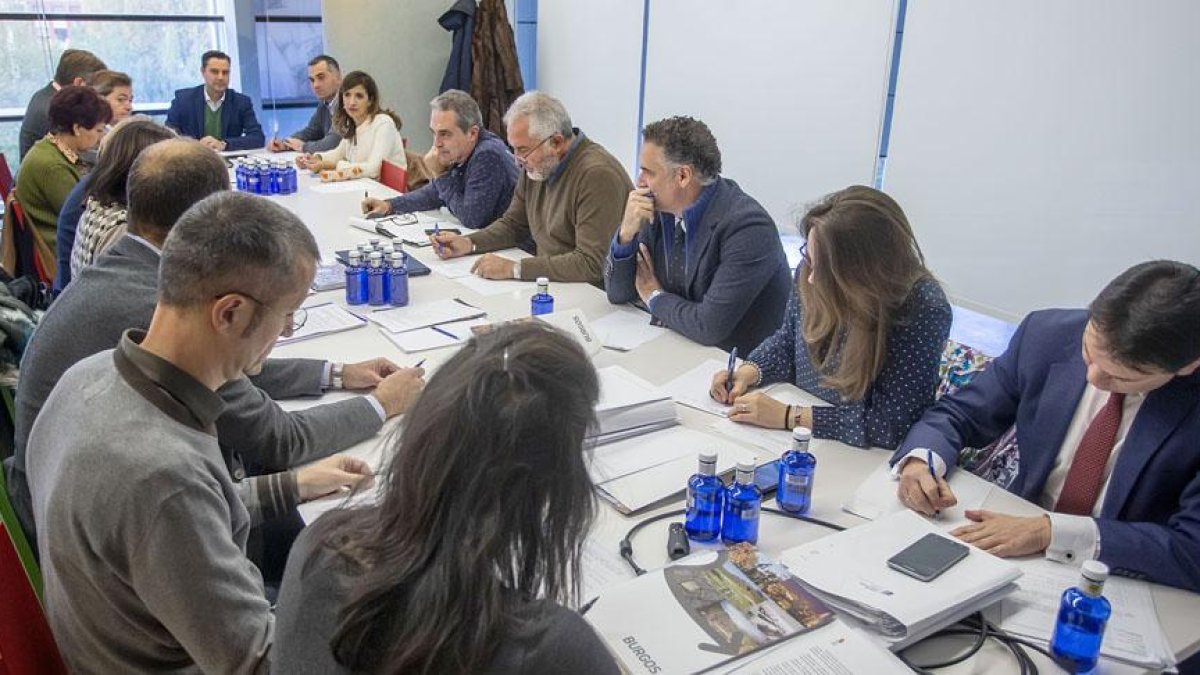 Imagen de archivo de una reunión de la Sociedad Promueve.-SANTI OTERO