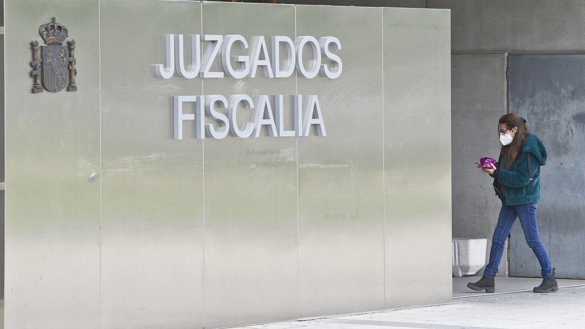 Imagen del acceso a los juzgados de Reyes Católicos. ISRAEL L. MURILLO