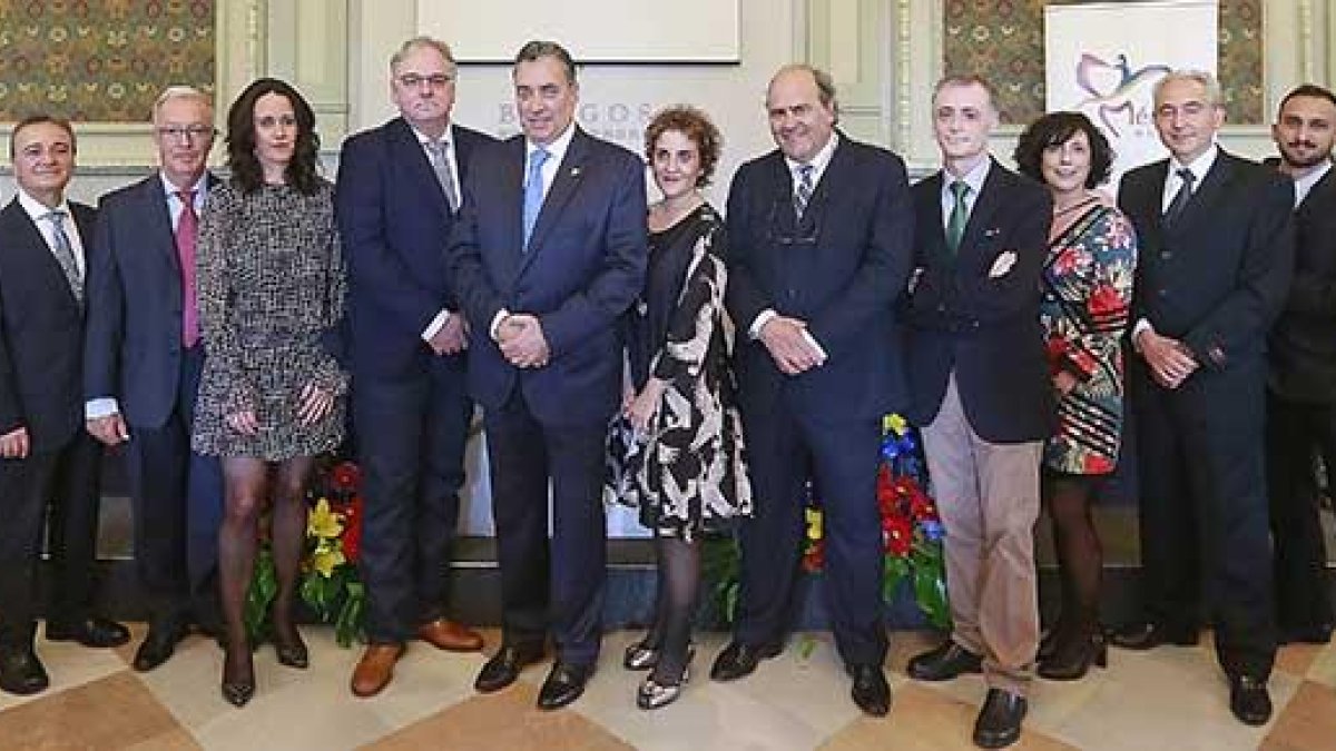 Integrantes de la nueva Junta Directiva del Colegio de Médicos de Burgos posan tras su presentación.-RAÚL G. OCHOA