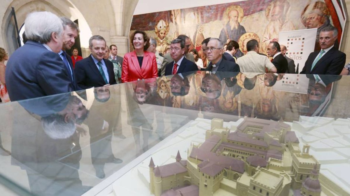 Josefa García Cirac recorrió la muestra con, de d. a i., Álvarez Quevedo, Rico, Payo, Lacalle y Méndez Pozo.-Raúl Ochoa