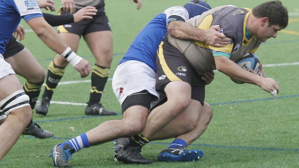 Valverde protege el oval tras ser placado por un contrario-SANTI OTERO