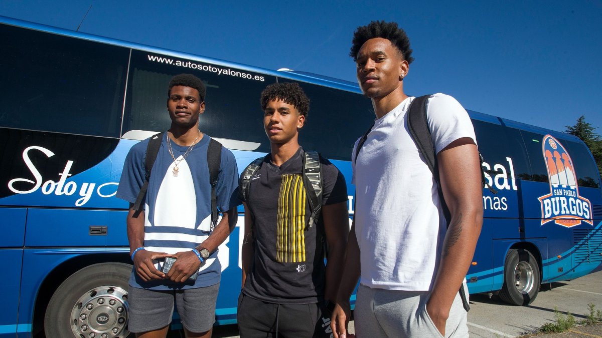 Nael Caster, Wellington Díaz u Mike Mukendi, a su llegada a Burgos. TOMÁS ALONSO
