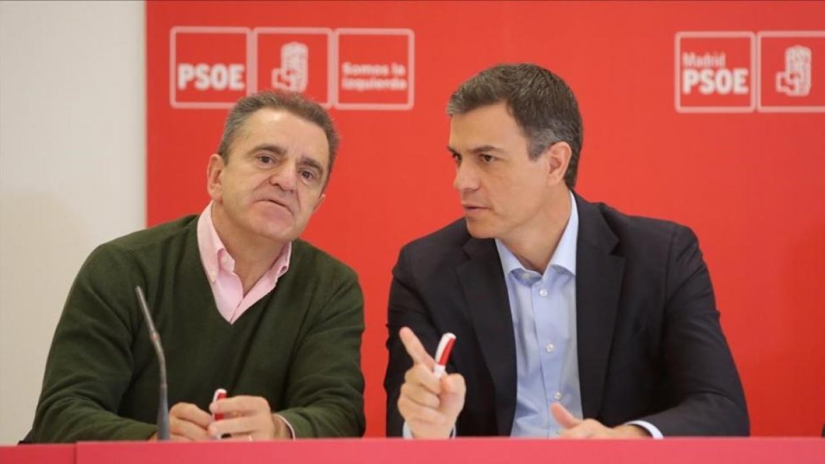 Pedro Sánchez y el líder de los socialistas madrileños, José Manuel Franco, este lunes en Coslada (Madrid).-/ JOSÉ LUIS ROCA