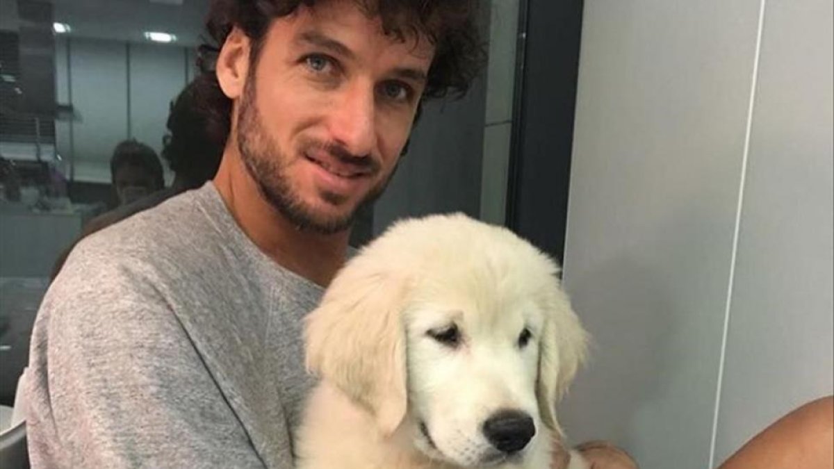 Feliciano López, con su nueva mascota, un golden retriever.-EL PERIÓDICO