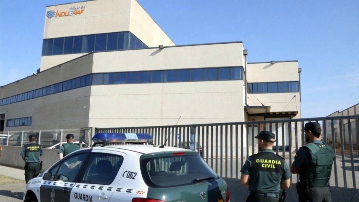 Agentes de la Guardia Civil frente a la imprenta Indugraf, en Constantí.-ROGER SEGURA/ACN