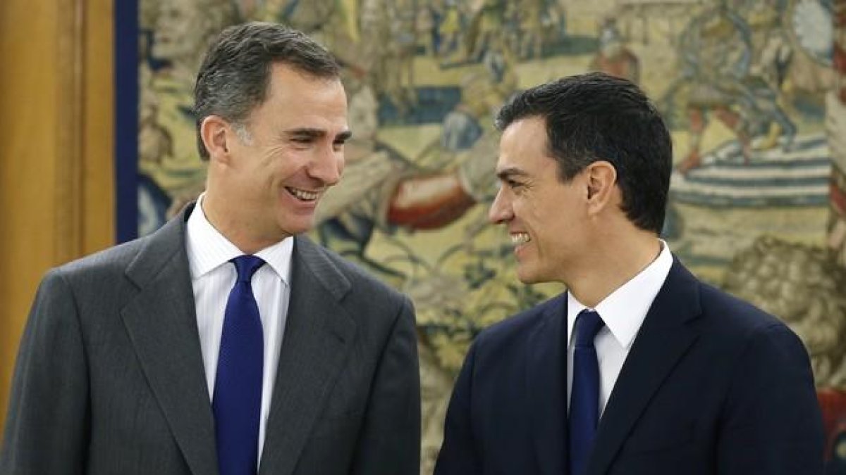 El Rey recibe al socialista Pedro Sánchez en la ronda de conversaciones sobre la investidura.-ÁNGEL DÍAZ / EFE