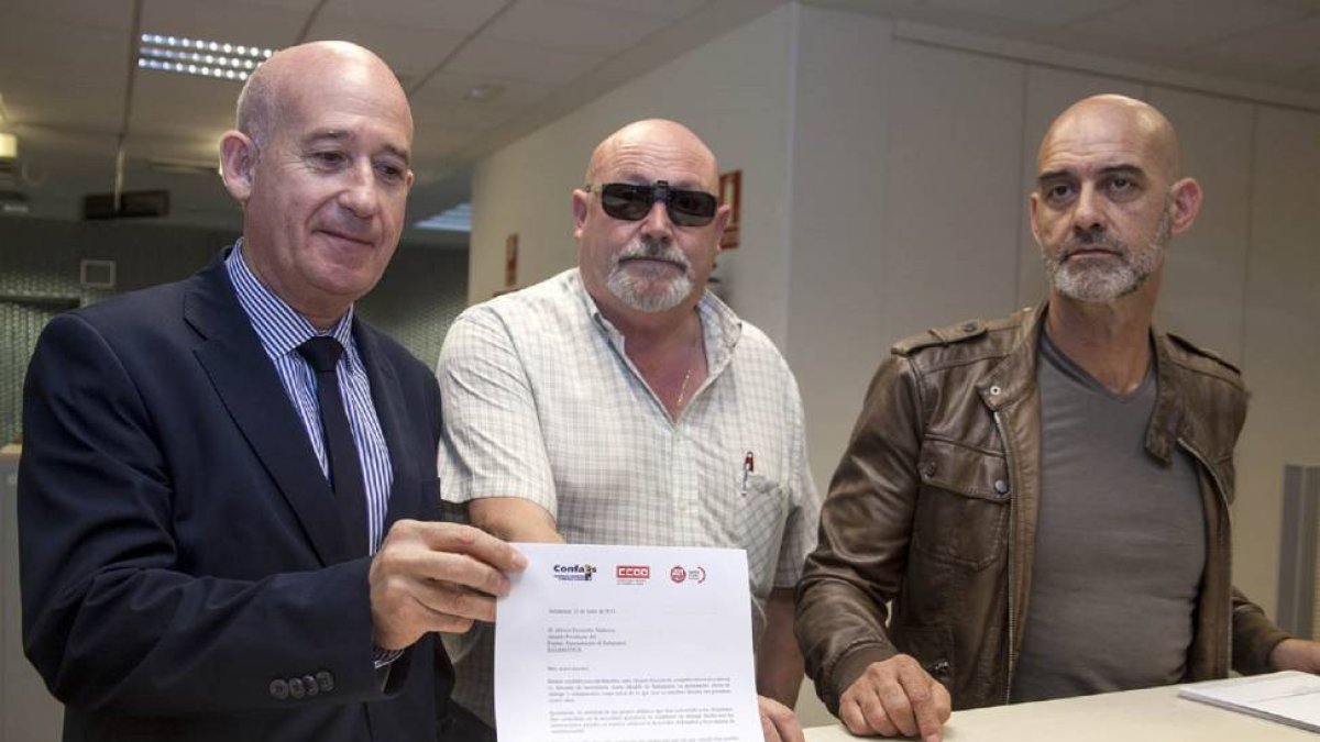 Juan Antonio Martín Mesonero (I), presidente de CONFAES, José Luis Hernández (C), Secretario general de UGT y Emilio Pérez, Secretario General de CCOO, solicitan al alcalde de Salamanca que convoque la mesa de Diálogo Social-Ical