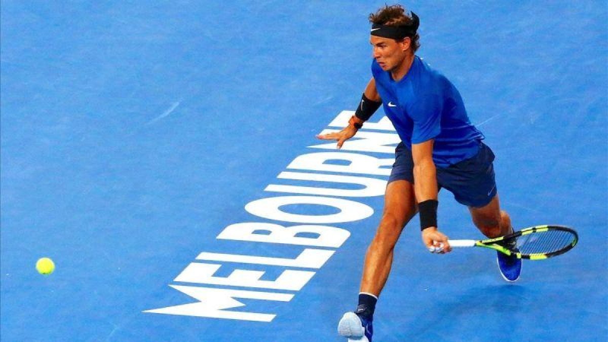 Rafael Nadal devuelve un golpe en un entrenamiento con Dominic Thiem en Melbourne.-REUTERS / DAVID GRAY