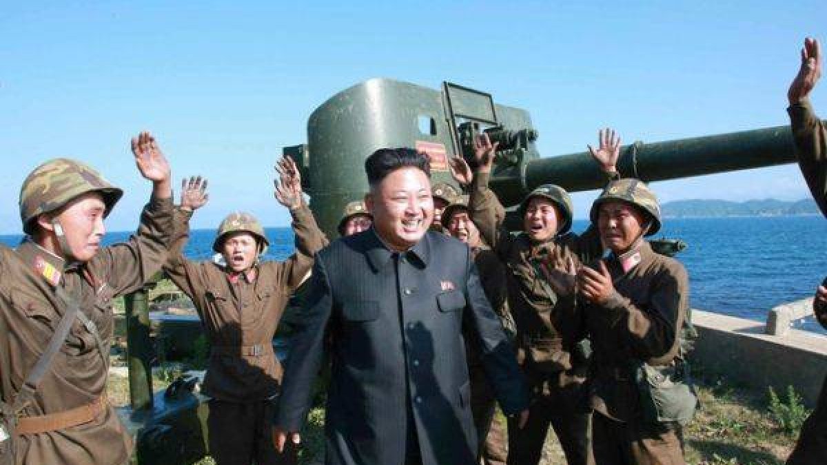 El líder de Corea del Norte, Kim Jong-un, rodeado de militares, en una imagen difundida este domingo.-Foto: EFE / KCNA