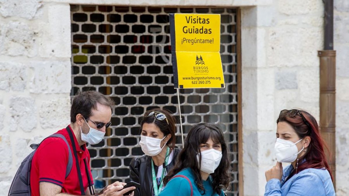 Unos visitantes se informan para contrarar los servicios de un guía turístico en Burgos capital. TOMÁS ALONSO