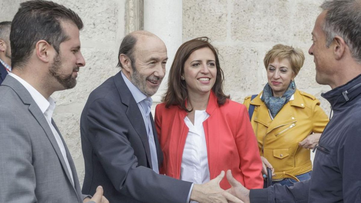 Alfredo Pérez Rubalcaba saluda a Ander Gil en presencia de Luis Tudanca y Esther Peña, ayer en Burgos.-SANTI OTERO