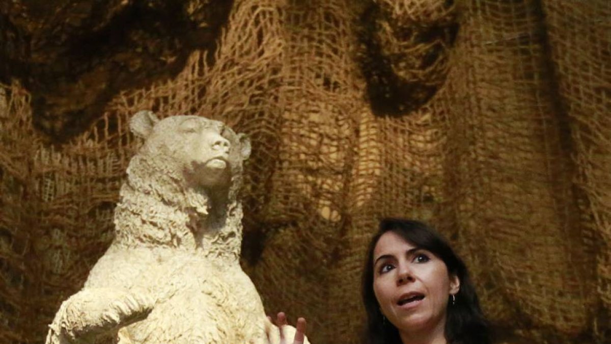 Sonia Cabello explica los pormenores de la elaboración de la recreación de Ursus deningeri.-RAÚL G. OCHOA