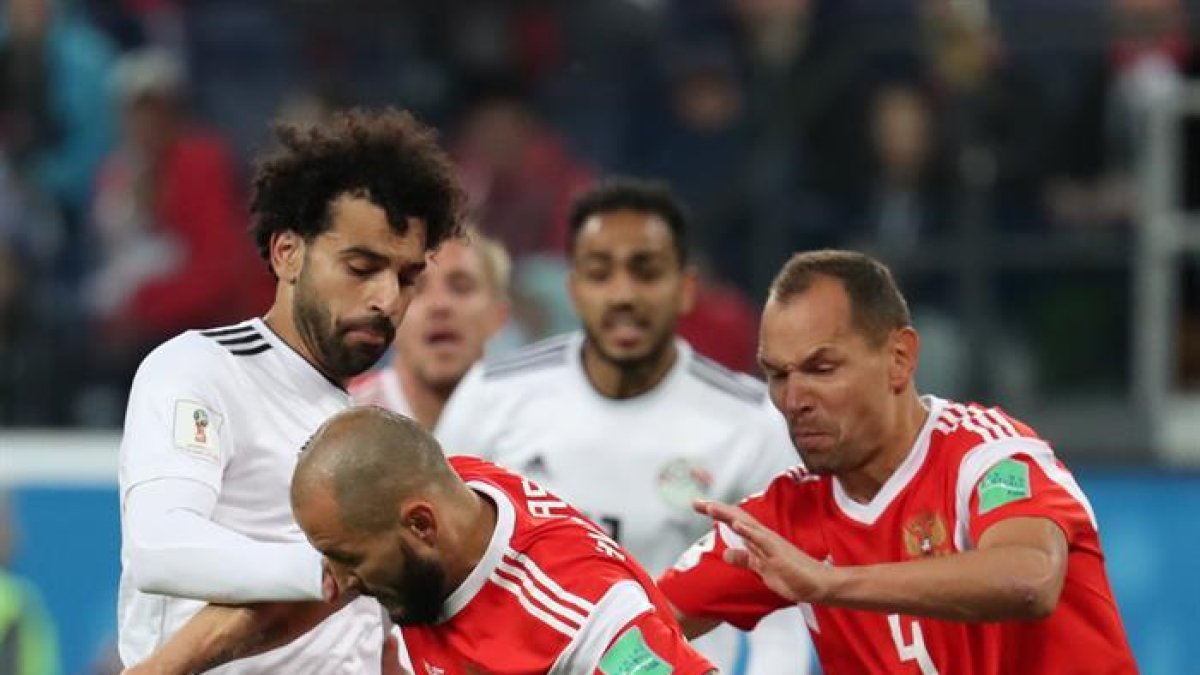 Mohamed Salah trata de arrebatarle el balón a Fedor Kudryashov-GEORGI LICOVSKI