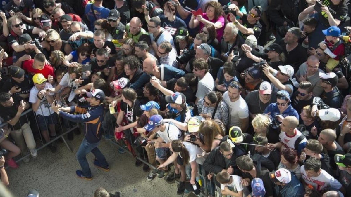 Marc Márquez se hace un selfi con decenas de seguidores en Sachsenring.-MIRCO LAZZARI