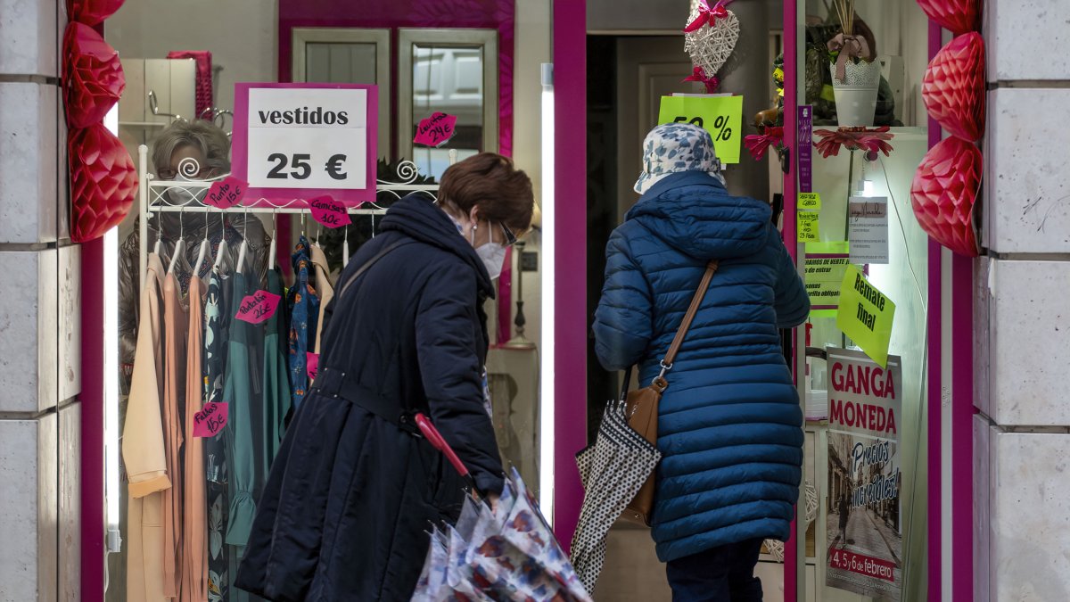 Dos mujeres acceden a un establecimiento de la calle de la Moneda. SANTI OTERO