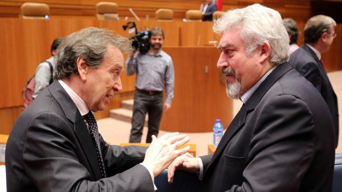 José Ignacio Delgado (izquierda) con el consejero de la Presidencia de la Junta, José Antonio de Santiago-Juárez.-ICAL