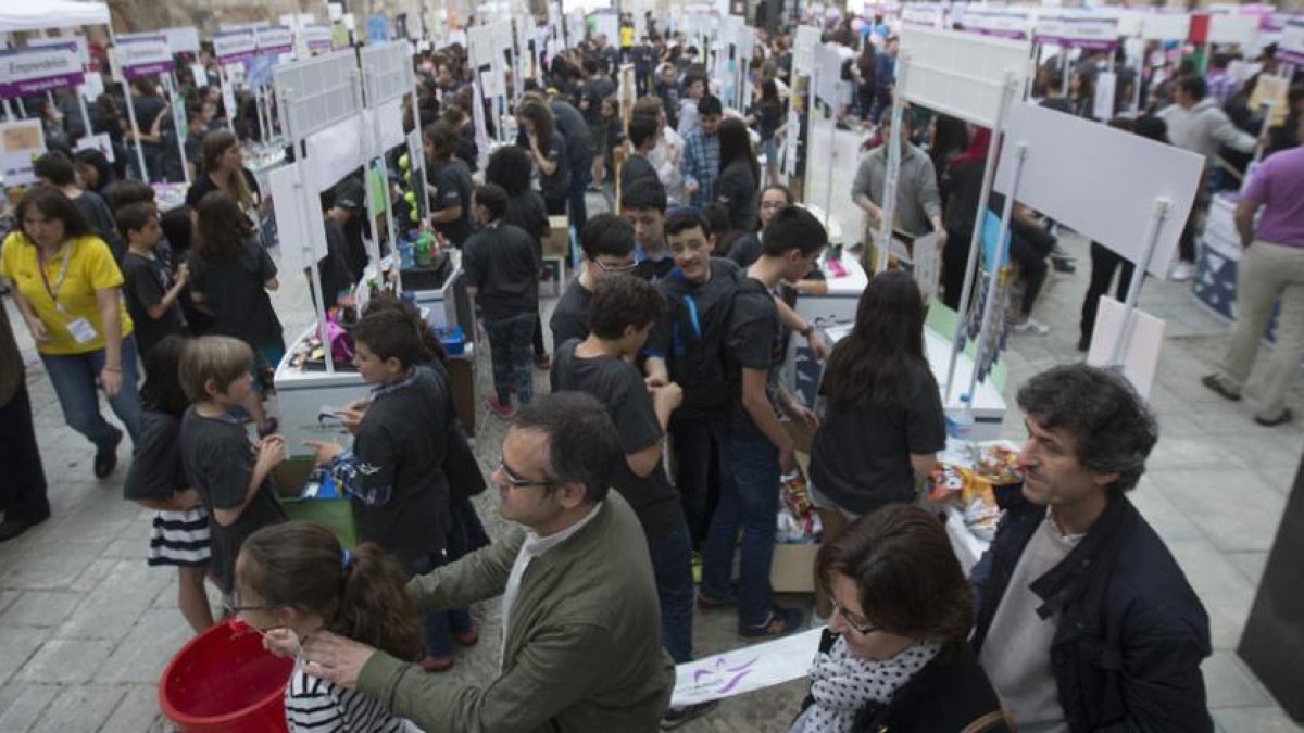 Las 83 cooperativas se instalaron en el interior del Monasterio de San Juan que estuvo toda la tarde lleno de personas que acudieron a comprar los productos.-RAÚL OCHOA