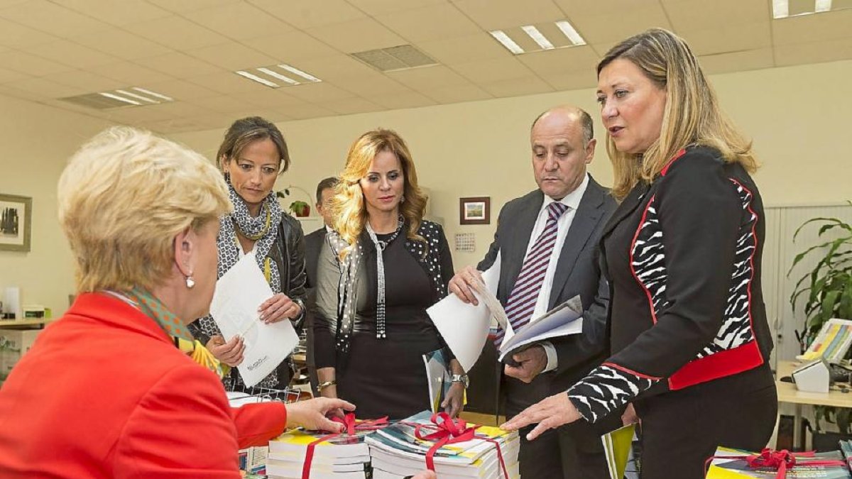 La consejera de Economía y Hacienda, Pilar del Olmo, registró ayer en las Cortes los primeros presupuestos de la legislatura-Ical