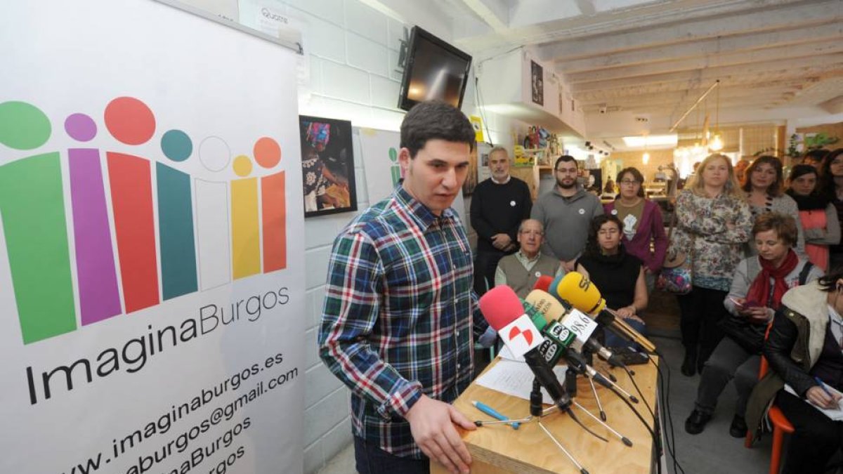 Raúl Salinero, con parte de los miembros de la lista al fondo, en la presentación de ayer.-ISRAEL L. MURILLO