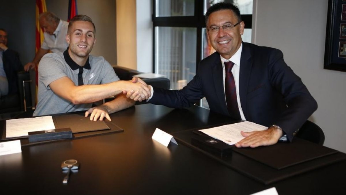 Gerard Deulofeu estrecha la mano de Josep Maria Bartomeu tras firmar su contrato.-FC BARCELONA