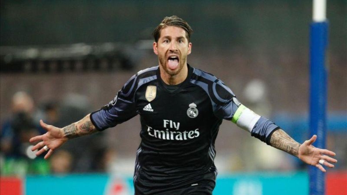 Sergio Ramos celebra el primero de sus goles al Nápoles en San Paolo.-AFP / CARLO HERMANN
