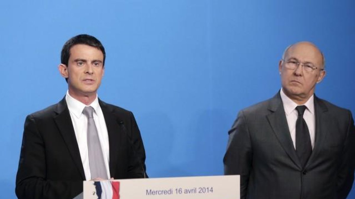 El primer ministro Manuel Valls, junto al ministro de Finanzas, Michel Sapin (derecha), en el Elíseo.-AFP / PHILIPPE WOJAZER