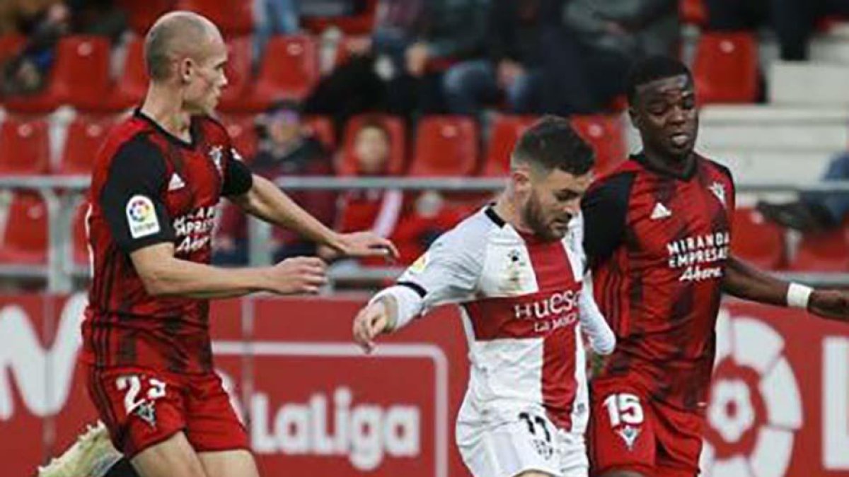 Guridi y Malsa persiguen a un jugador del Huesca-La Liga