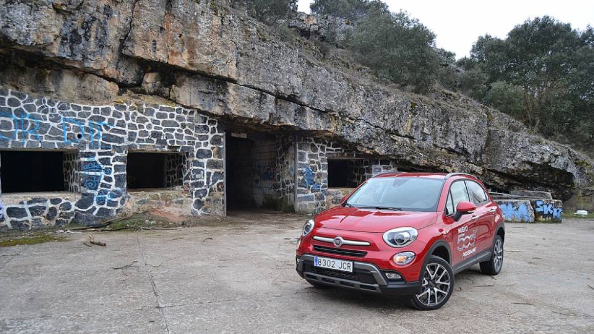 El Fiat 500X, un vehículo con carácter del segmento de los SUV urbanos frente al antiguo polvorín de Hontoria de la Cantera.-HÉCTOR FUSTEL