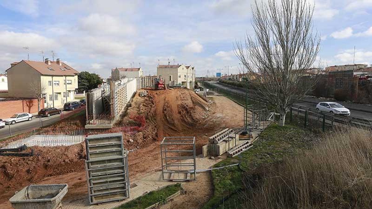 Los trabajos de la rampa de acceso a la pasarela avanzan en el alto del Crucero, en su lado más cercano al centro de la ciudad.-RAÚL OCHOA