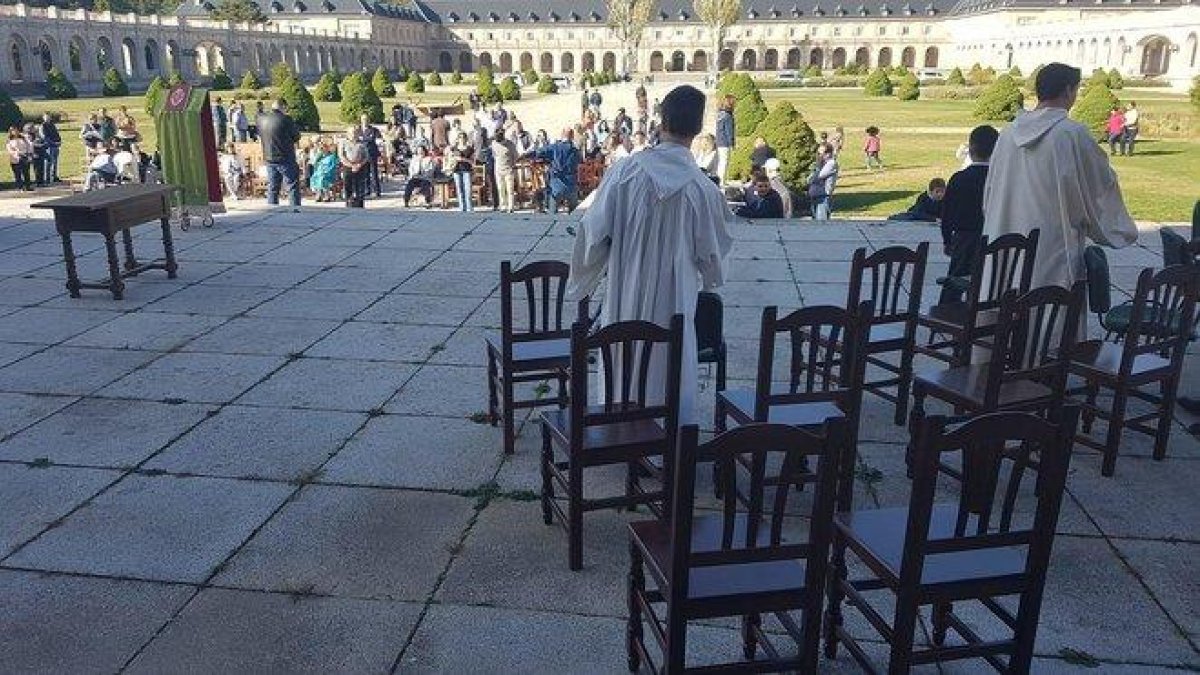 Los monjes del Valle de los Caídos se disponen a dar misa en la explanada del recinto tras el cierre de la basílica para los trabajos de exhumación de Franco.-A.B.V.C.