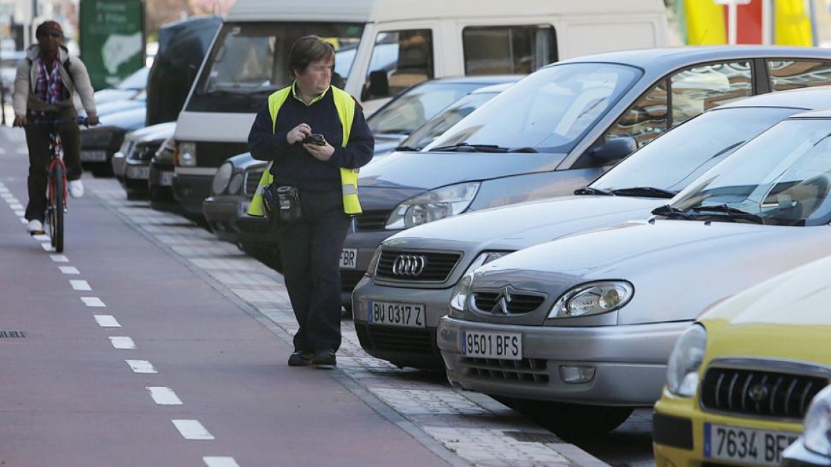 Un empleado de la zona azul en su trabajo en una calle céntrica de la capital burgalesa.
